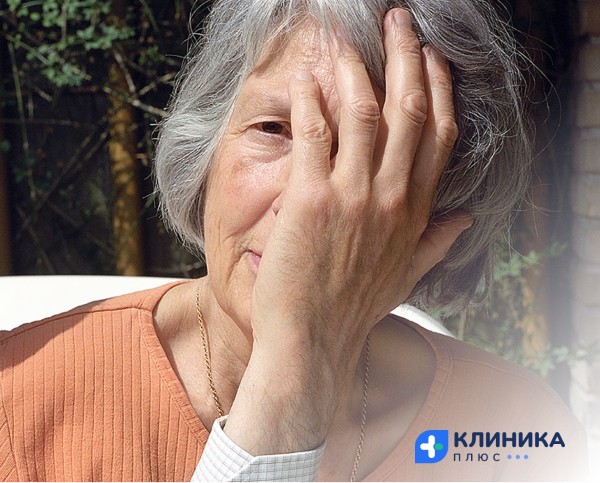 Женщина закрыла лицо рукой